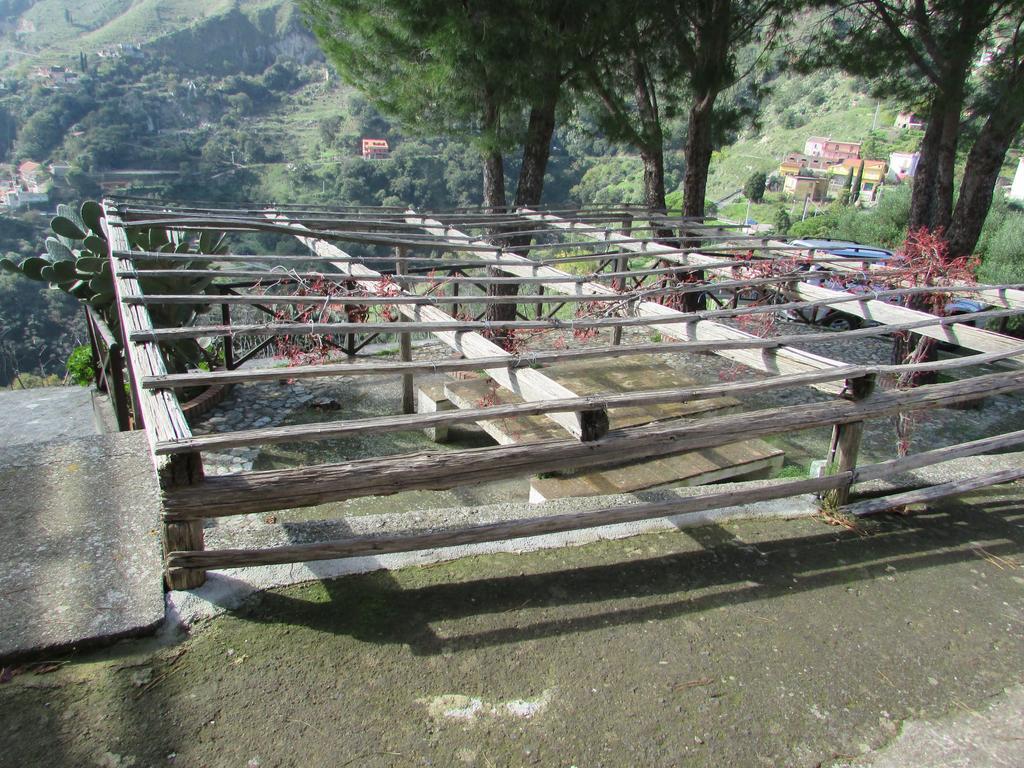 Gasthaus Rifugio Dei Tre Pini Castelmola Exterior foto